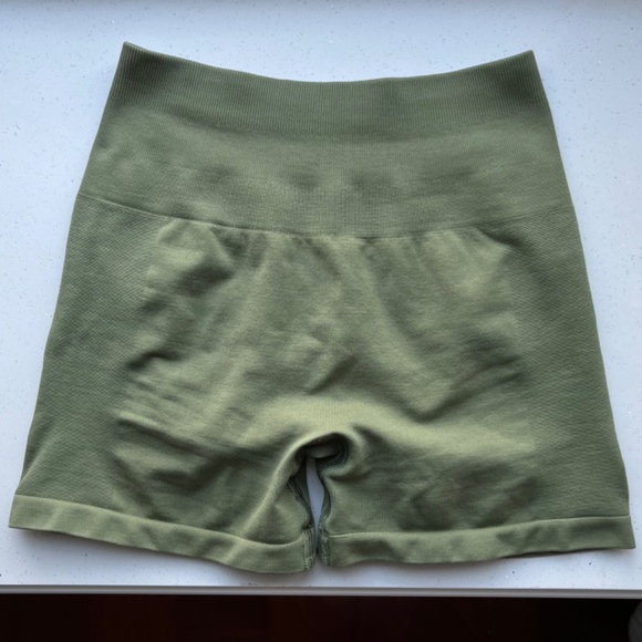 Alphalete Amplify shorts in dusty green - Picture 2 of 3